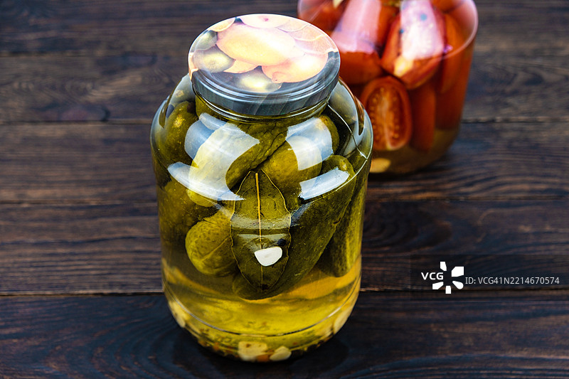 腌制蔬菜、黄瓜和番茄装在罐子里图片素材