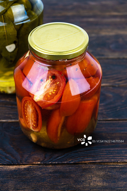 腌制蔬菜、黄瓜和番茄装在罐子里图片素材