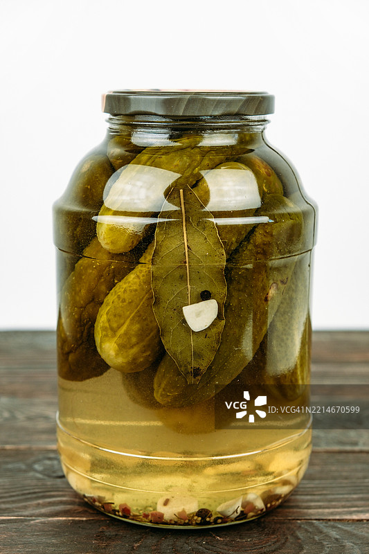 腌制蔬菜，罐装黄瓜图片素材