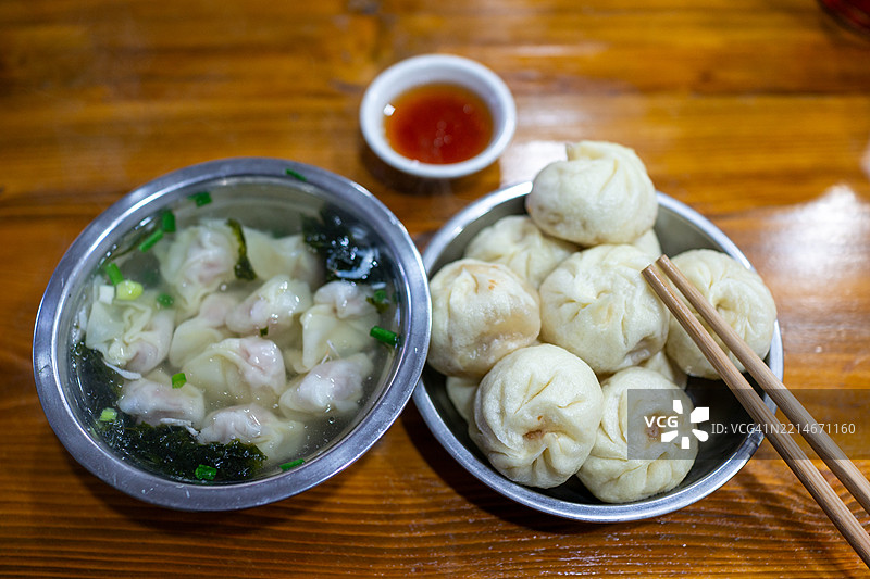 早餐餐点：新鲜蒸制的小笼包和小馄饨图片素材