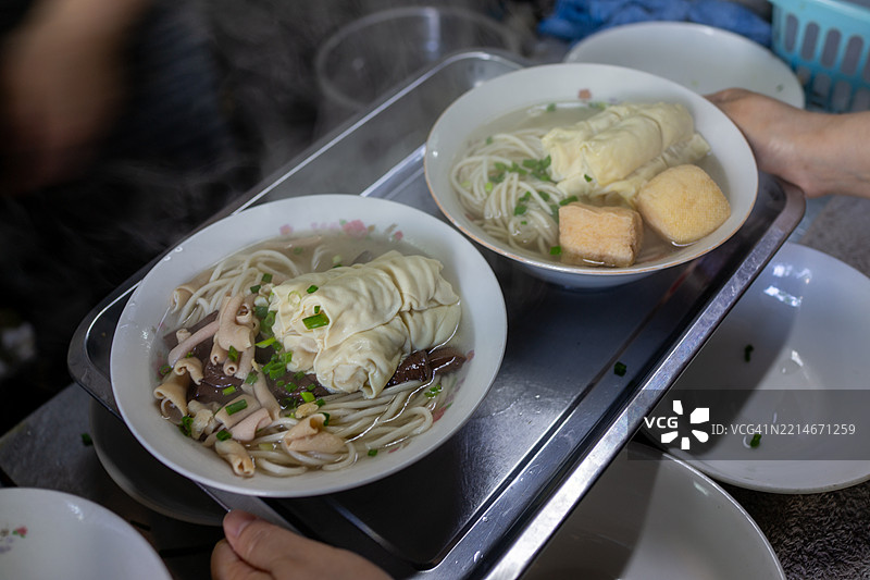 宁波传统早餐，两人份，豆腐卷和豆腐泡，鹅肠和鹅血配面条图片素材