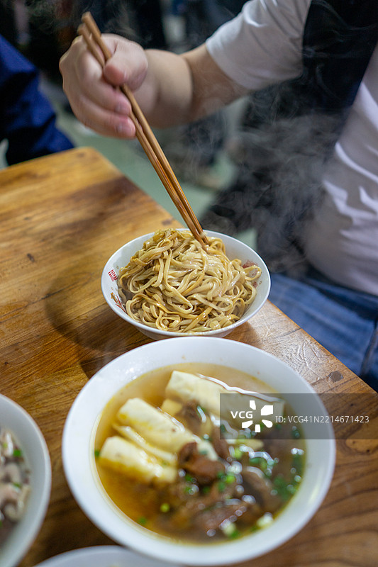 顾客在用面条切割猪油图片素材