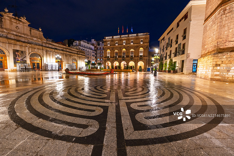 卡斯特利翁市政广场夜间的象征性迷宫图片素材