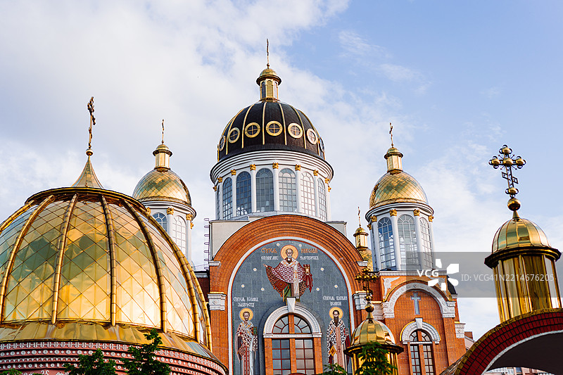 东正教教堂在日光下的穹顶和图标细节图片素材