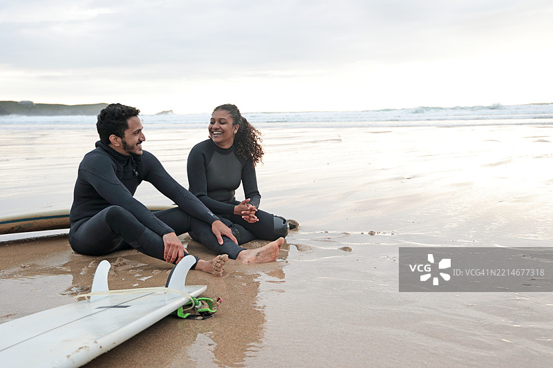 一对情侣即将去康沃尔冲浪图片素材