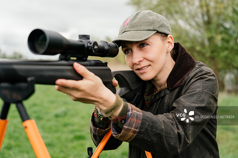 女性猎人用枪瞄准目标图片素材