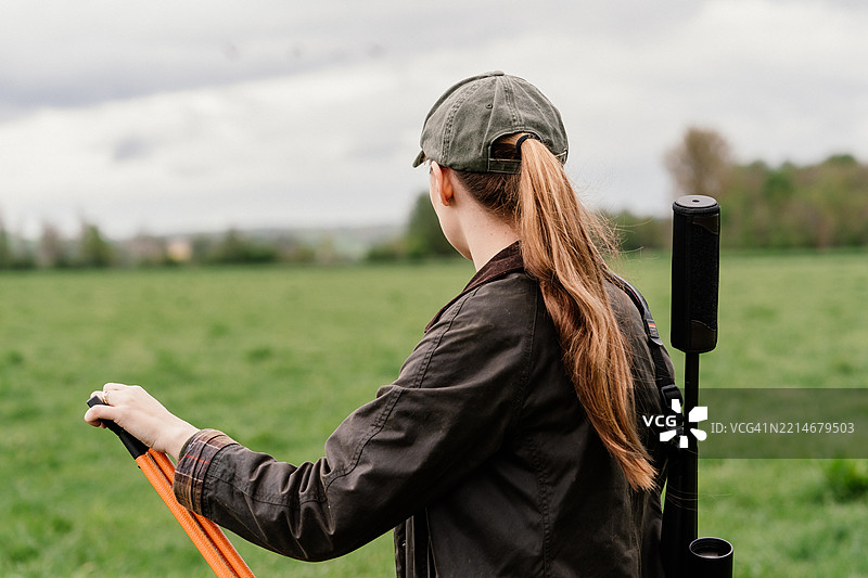 从背后观察环境的女性猎人图片素材