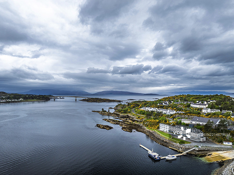 斯凯桥俯瞰阿尔什湖，凯尔洛赫阿尔什，斯凯岛，苏格兰，英格兰，联合王国，欧洲图片素材