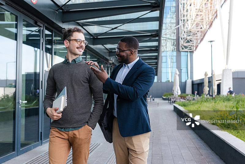 同事们在户外散步，进行友好的讨论图片素材
