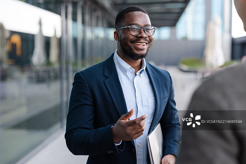 非裔美国商人与同事交谈图片素材