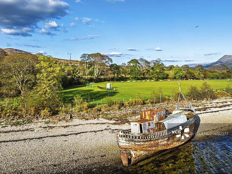 从无人机视角俯瞰科尔帕赫船只残骸或旧船,以及内维斯山脉,科尔海滩,科尔帕赫,威廉堡,高地,苏格兰,联合王国,欧洲图片素材