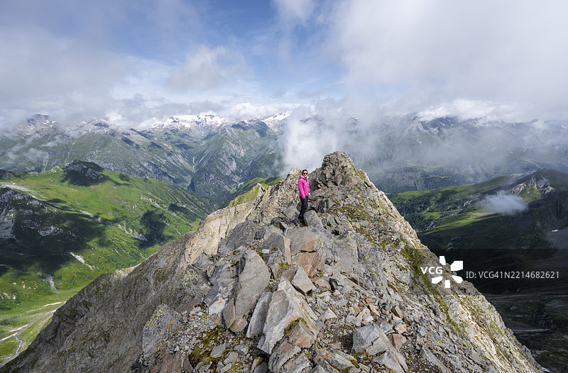 登山者在拉索尔林峰顶，俯瞰维尼迪格山群、拉索尔林山群，霍赫陶恩国家公园，东蒂罗尔，蒂罗尔，奥地利，欧洲图片素材