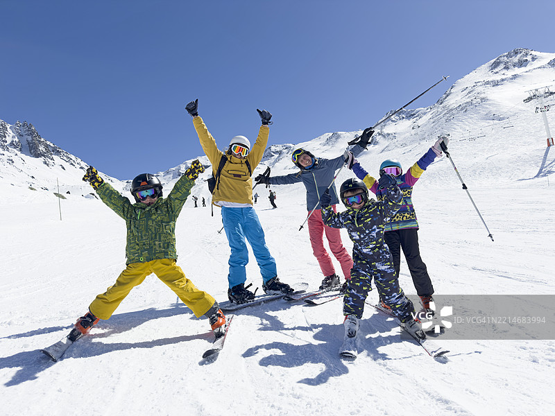 家庭在滑雪坡上跳舞并享受乐趣图片素材