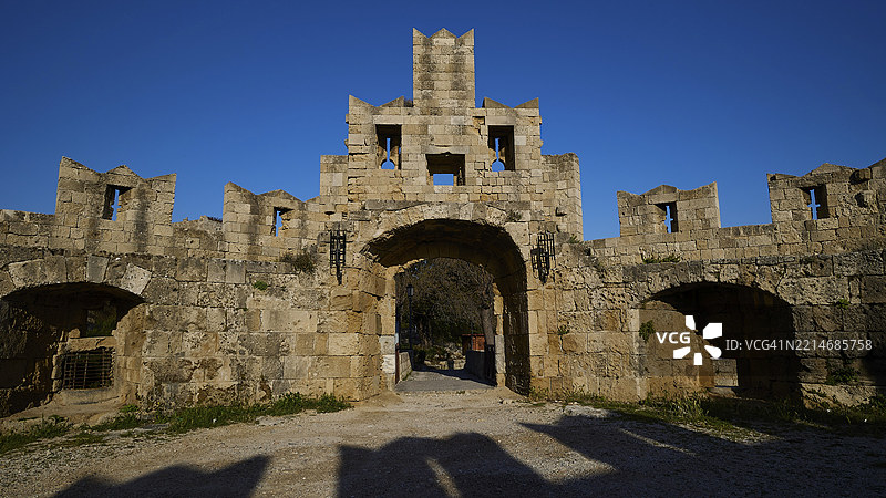 圣保罗之门，中世纪石制城堡大门，蓝天晴朗，港口区域，罗德城，罗德岛，多德卡尼斯群岛，希腊，欧洲图片素材