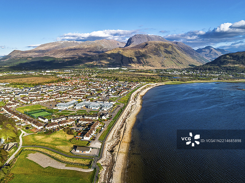 View of Caol Beach and Nevis Range Mountains from a drone, Corpach, Fort William, Highland, Scotland, United Kingdom, Europe图片素材
