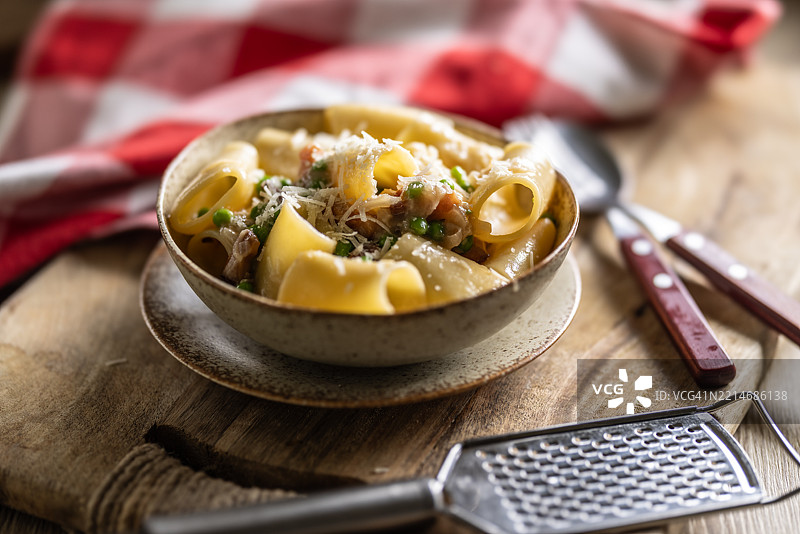 典型的意大利面卡拉马拉塔配培根、新鲜豌豆和帕尔马干酪。图片素材