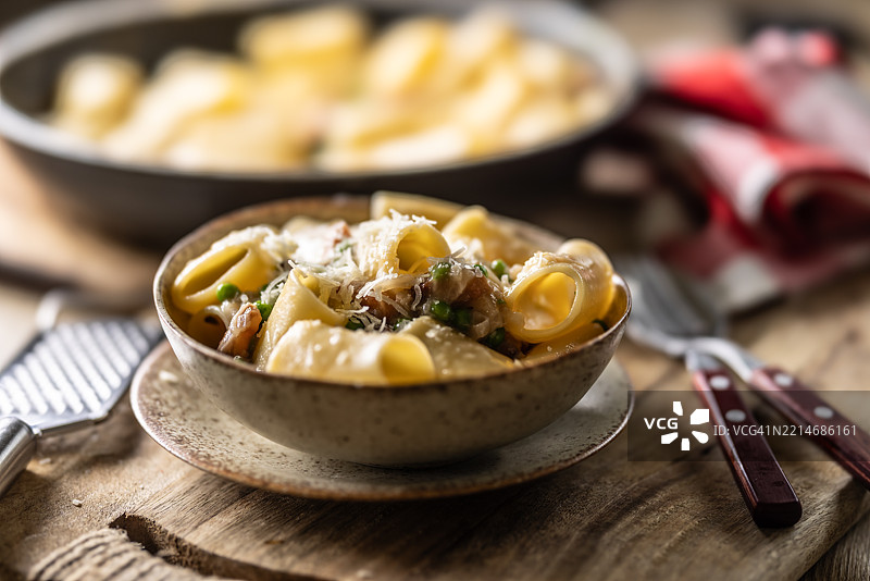 典型的意大利面卡拉马塔配培根、新鲜豌豆和帕尔马干酪。图片素材