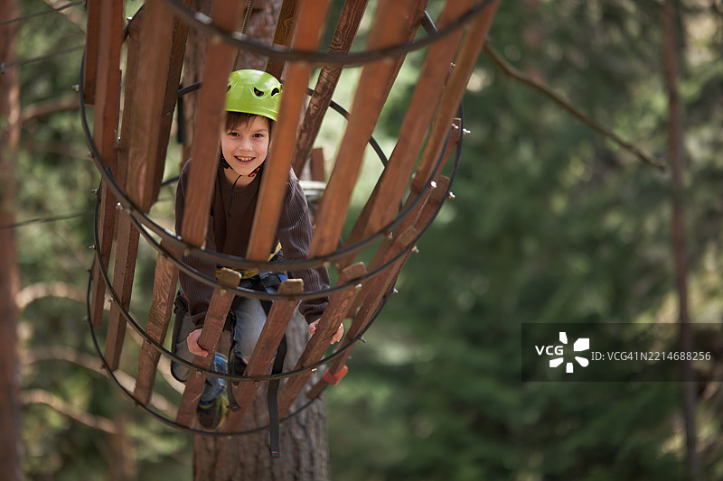 快乐的男孩在冒险公园图片素材