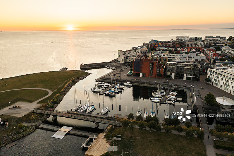 海边大城市住宅区的黄昏鸟瞰图。图片素材