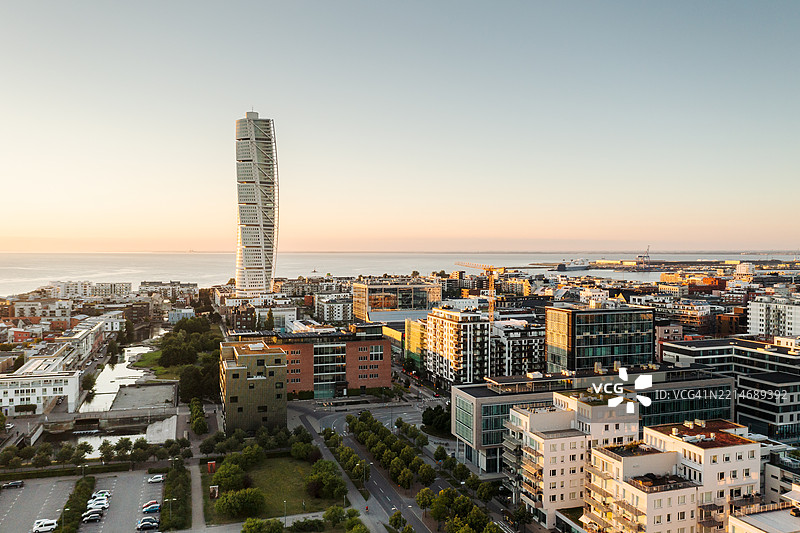 海边大城市的摩天大楼鸟瞰图，黄昏时分。图片素材