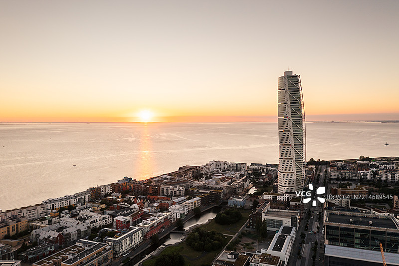 海边大城市的鸟瞰图，夕阳下的摩天大楼。图片素材