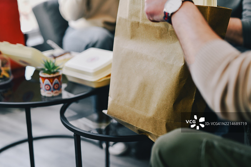 男性打开纸袋查看里面的东西图片素材