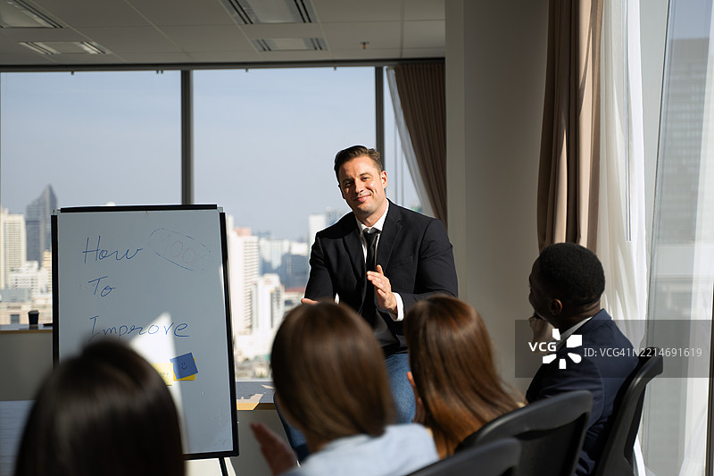 一群白领在办公室进行培训和头脑风暴。图片素材