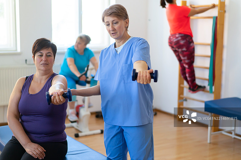 举哑铃的物理治疗课程图片素材