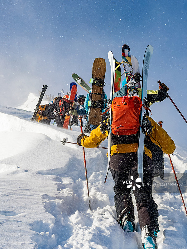 在暴风雨天气中，越野骑手攀登山脊图片素材
