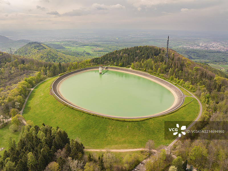 上水库，嵌入绿色森林景观中的水库，格莱姆斯水库，斯瓦比亚阿尔卑斯，德国，欧洲图片素材