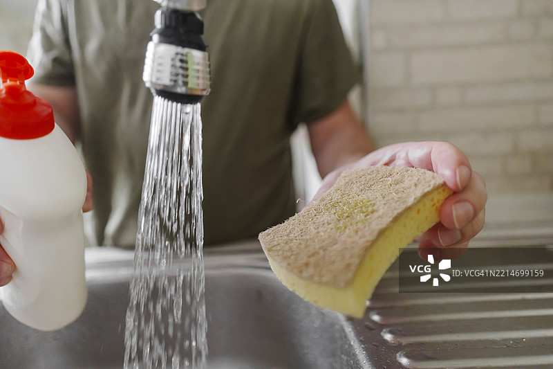 一个男人在洗碗图片素材