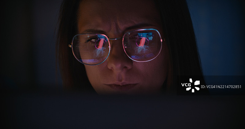 女性科学家在电脑上工作。电脑屏幕上显示的3D模型展示了脊柱的炎症，反射在眼镜上。医学科学研究。图片素材