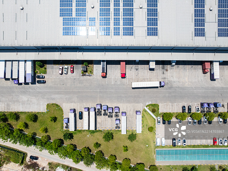 卡车在物流仓库装载太阳能电池板图片素材