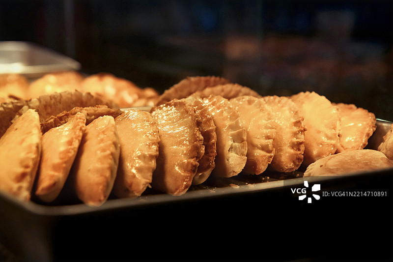 槟城岛面包店零售展示的热肉馅饼图片素材