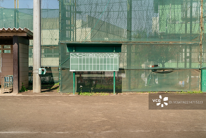 东京郊区的空旷垒球场与记分牌图片素材