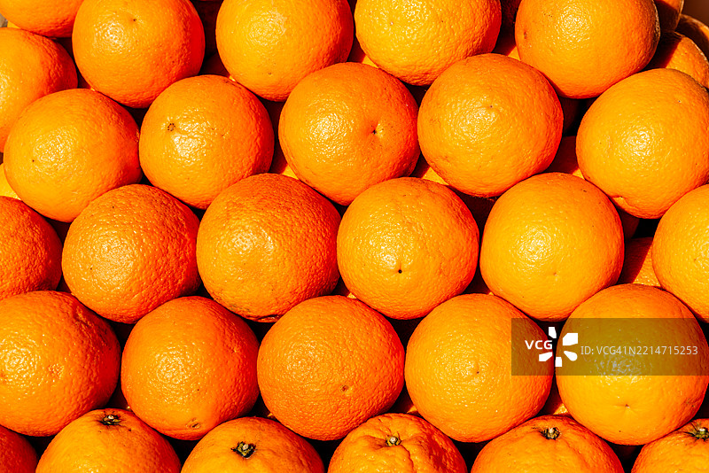 阳光明媚的日子里，巴黎的农贸市场上出售新鲜橙子图片素材
