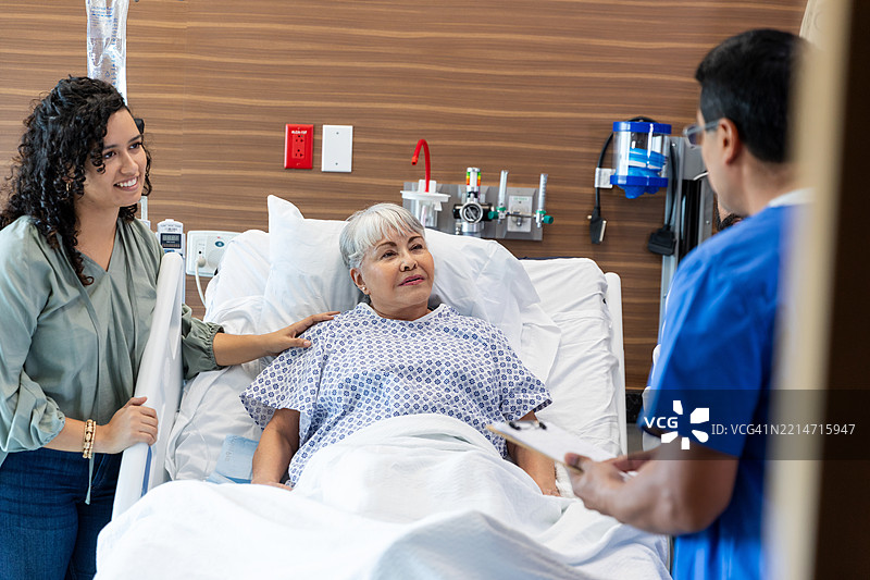 医院病人与家属及医生图片素材
