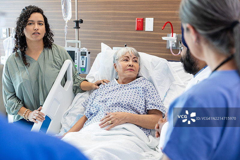 医院病人与家属及医疗团队图片素材