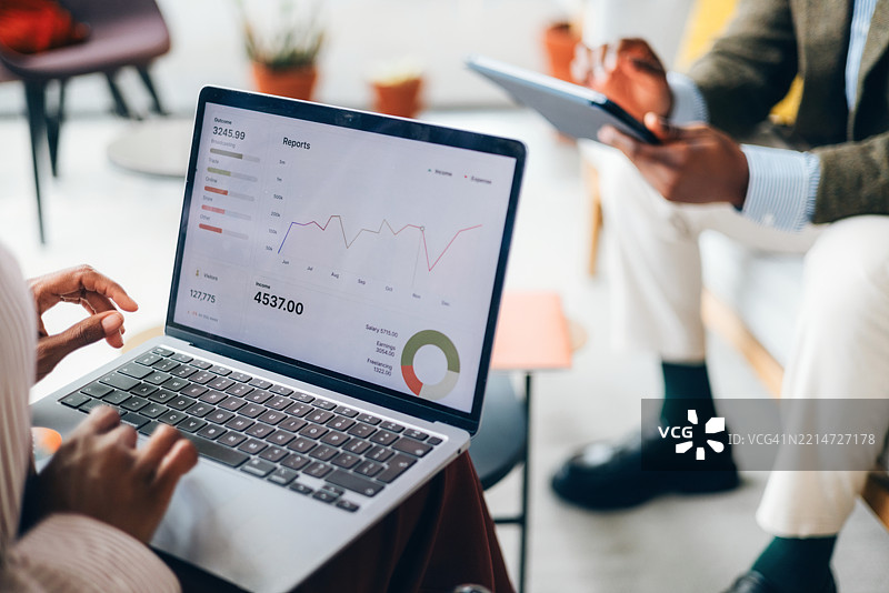 商业团队在笔记本电脑上分析财务数据，查看数字报告图片素材