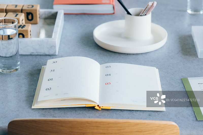 整洁的办公桌工作区，配有计划本、文具和简约布局图片素材
