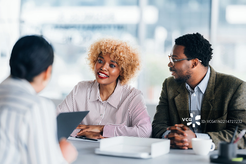 多元化团队在现代办公室环境中分享创意的专业会议图片素材