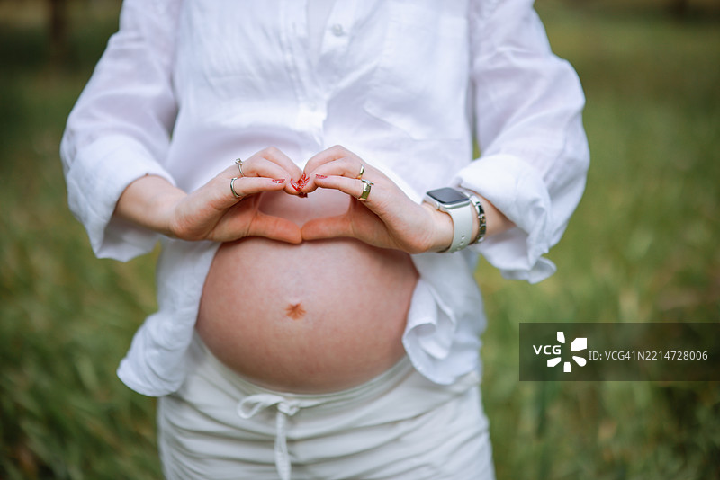 自然环境中的孕妇肚子特写，户外，留白空间。图片素材