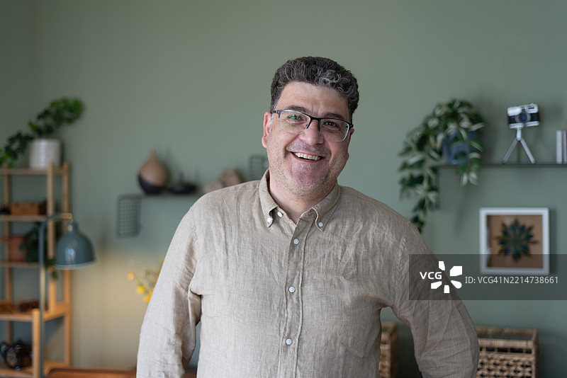 在家中的男人肖像图片素材