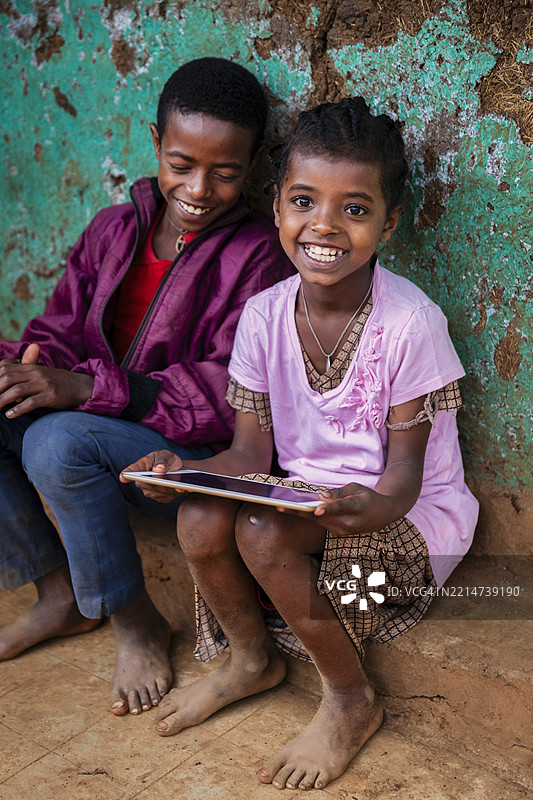 东非的非洲儿童使用数字平板电脑图片素材