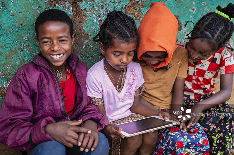 东非的非洲儿童使用数字平板电脑图片素材