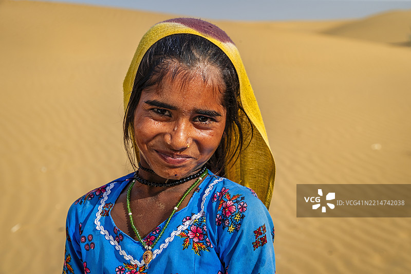 快乐的印度女孩在印度的沙漠村庄里图片素材