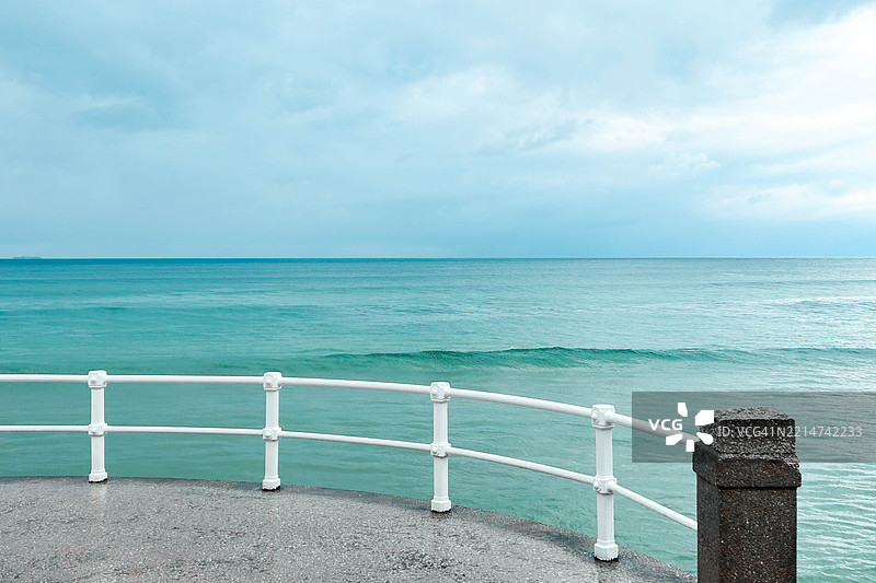 白色栏杆与海洋相映图片素材