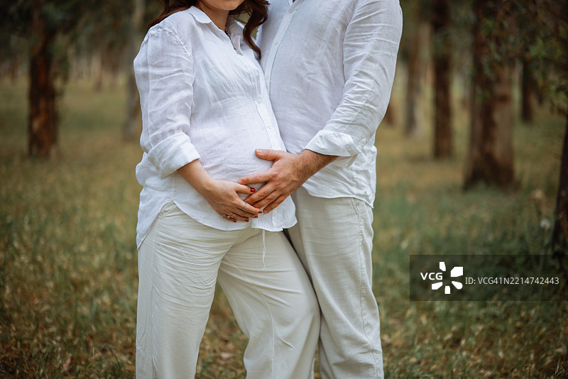 怀孕的女人与她的丈夫图片素材
