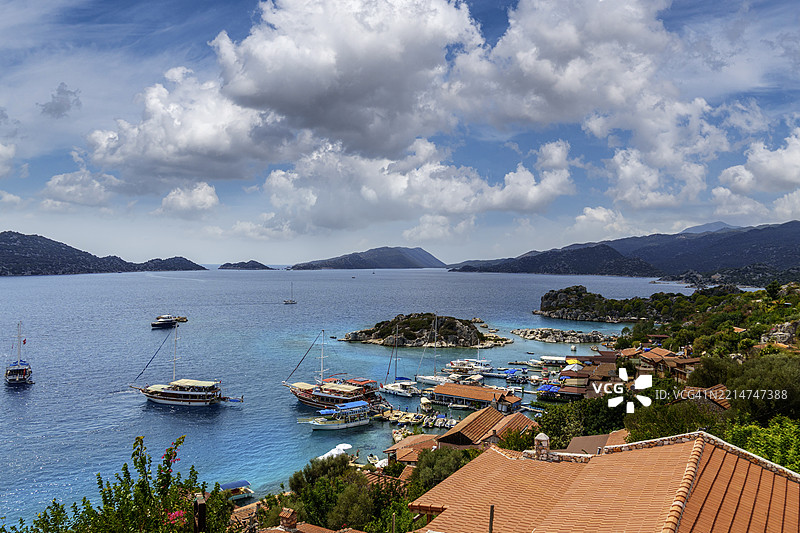 凯科瓦的景色，传统土耳其房屋和在地中海上航行的船只图片素材