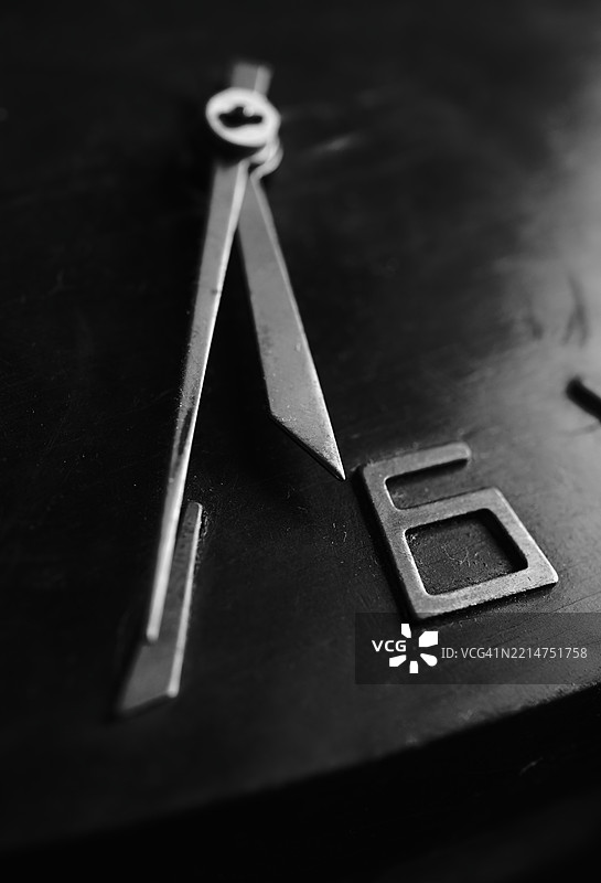 模拟时钟上六点五分图片素材